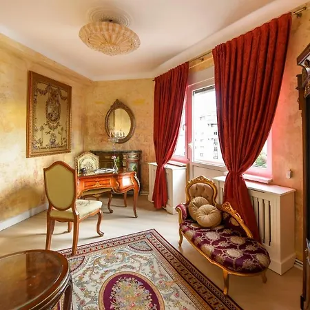 Baroque Splendor: Breathtaking Views & Design