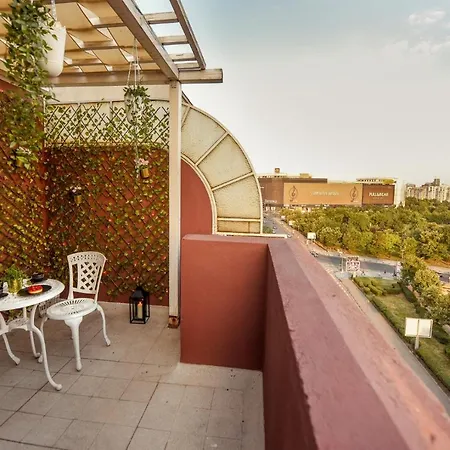 Apartment Baroque Splendor: Breathtaking Views & Design
