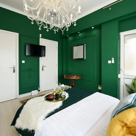 Apartment Baroque Splendor: Breathtaking Views & Design