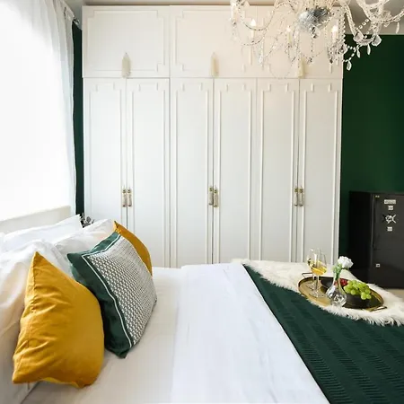 Baroque Splendor: Breathtaking Views & Design Apartment