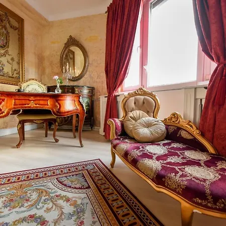 Baroque Splendor: Breathtaking Views & Design Apartament Bukareszt
