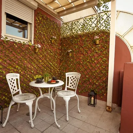 Baroque Splendor: Breathtaking Views & Design Apartament Bukareszt